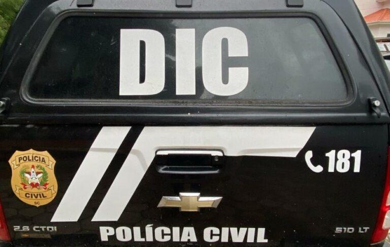 Adolescente é apreendido por participar de roubo que teve vítimas amarradas e trancadas no banheiro em Blumenau