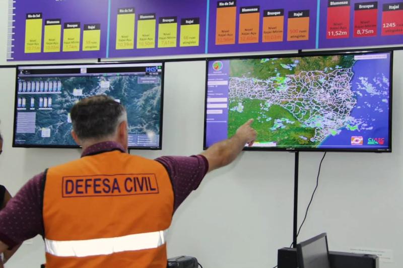 FIM DE SEMANA COM TEMPERATURA ALTA ASSOCIADA A CHUVA EM ITAJAÍ