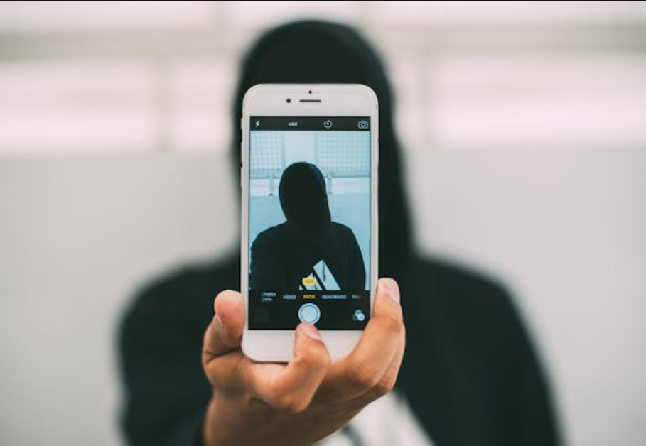 Fique atento: o golpe da selfie pode comprometer seus dados e seu dinheiro.