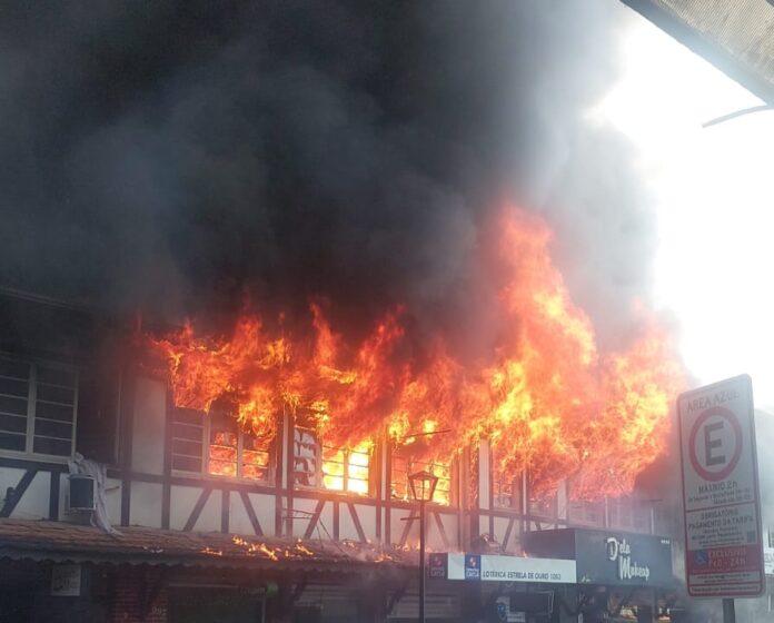 Incêndio de grandes proporções atinge prédio em área histórica do Centro de Blumenau