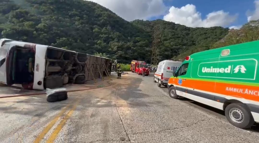 Ônibus tomba na Serra Dona Francisca com 46 passageiros a bordo