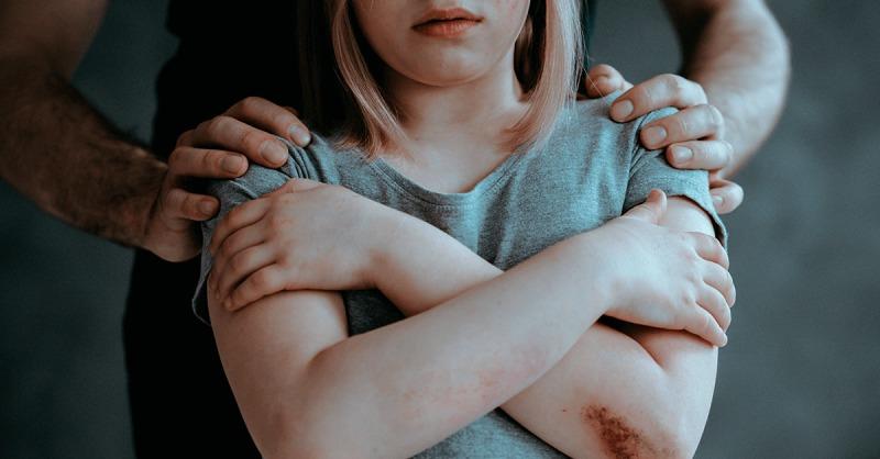 Padrasto pagava para abusar de enteada com deficiência intelectual em SC