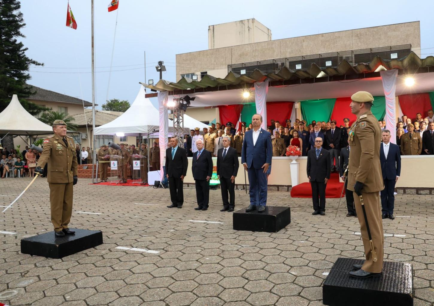Com a presença do governador, coronel Emerson Fernandes assume o comando-geral da PMSC
