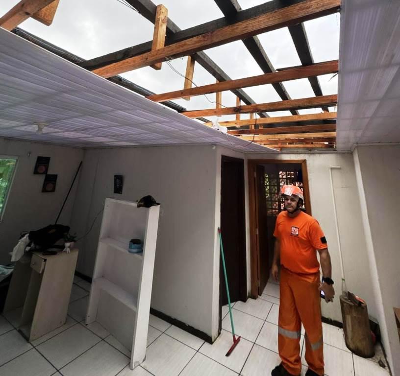 Fortes ventos e trovoada causam estragos na cidade na tarde de quinta-feira