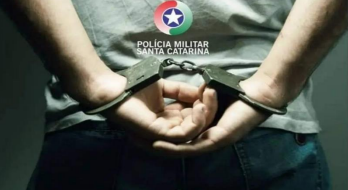 Homem com mandado de prisão é detido durante abordagem em Rio dos Cedros