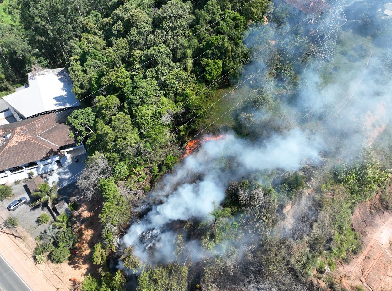 Incêndio em Timbó mobiliza Defesa Civil e Corpo de Bombeiros