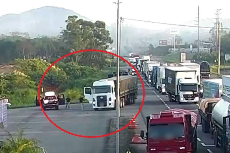 Motorista pula de caminhão em movimento, e PRF impede colisão em posto policial