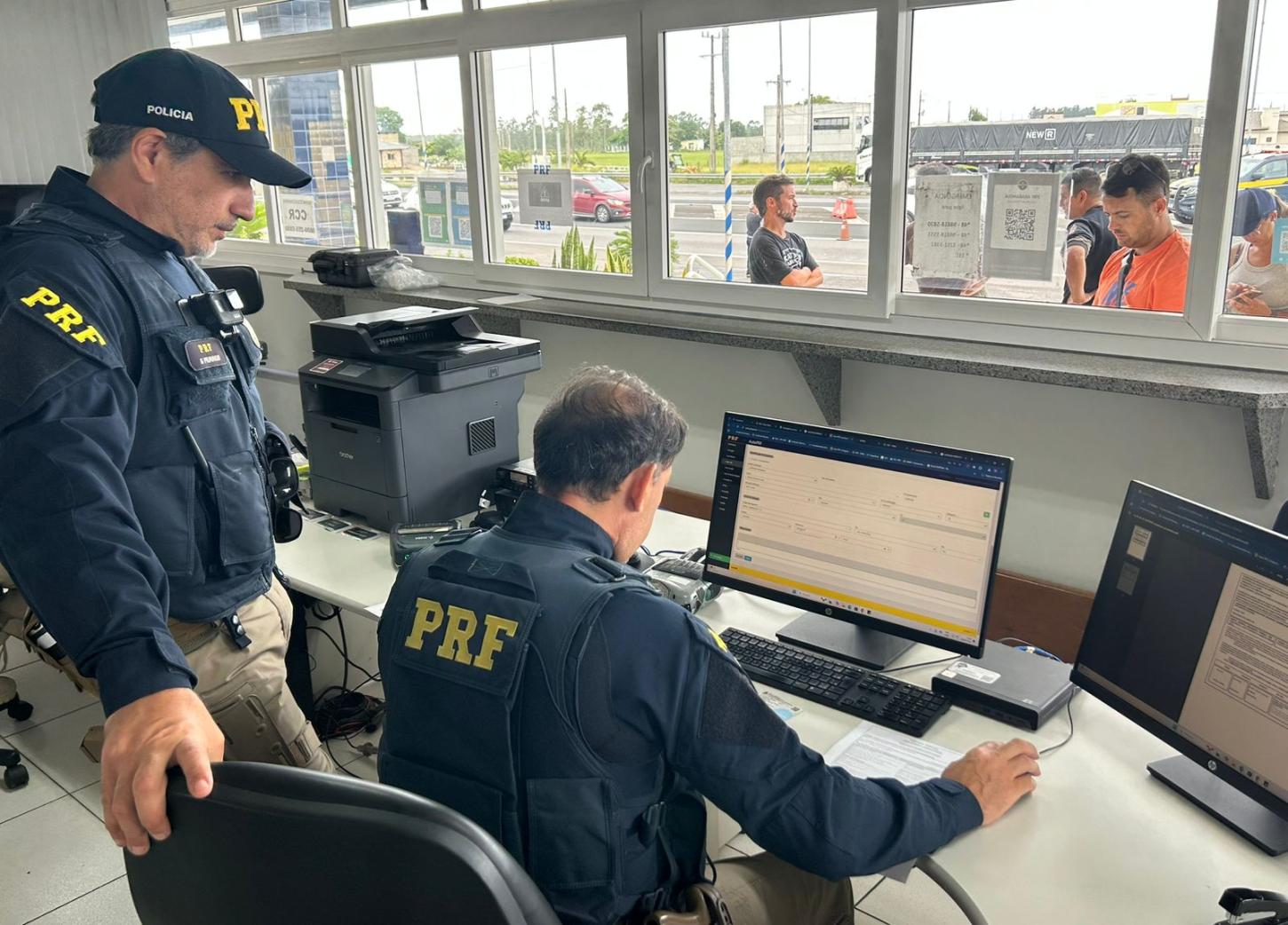 PRF/SC e Detran/SC fiscalizam veículos estrangeiros em rotas de saída de SC