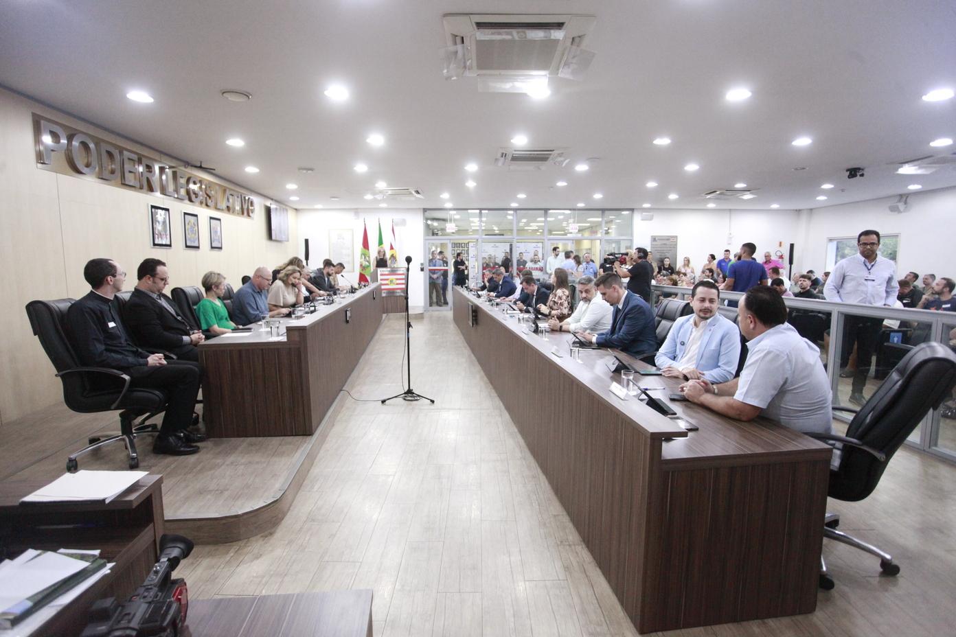 Primeira sessão da Câmara em 2025 tem formação de comissões e aprovação de projeto que autoriza permuta do Sesi