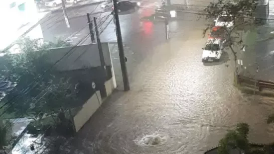 Uma forte chuva causou alagamentos na região oeste de Blumenau na tarde desta segunda-feira, 17 de fevereiro de 2025.