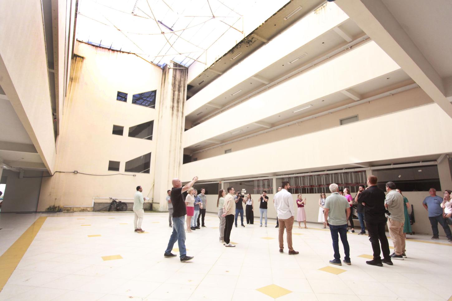 Vereadores e servidores fazem visita ao prédio que pode ser a nova sede da Câmara