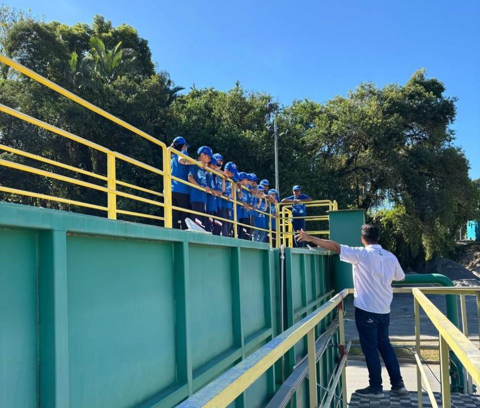 Estudantes visitam a ETA 2 e aprendem sobre a importância da água