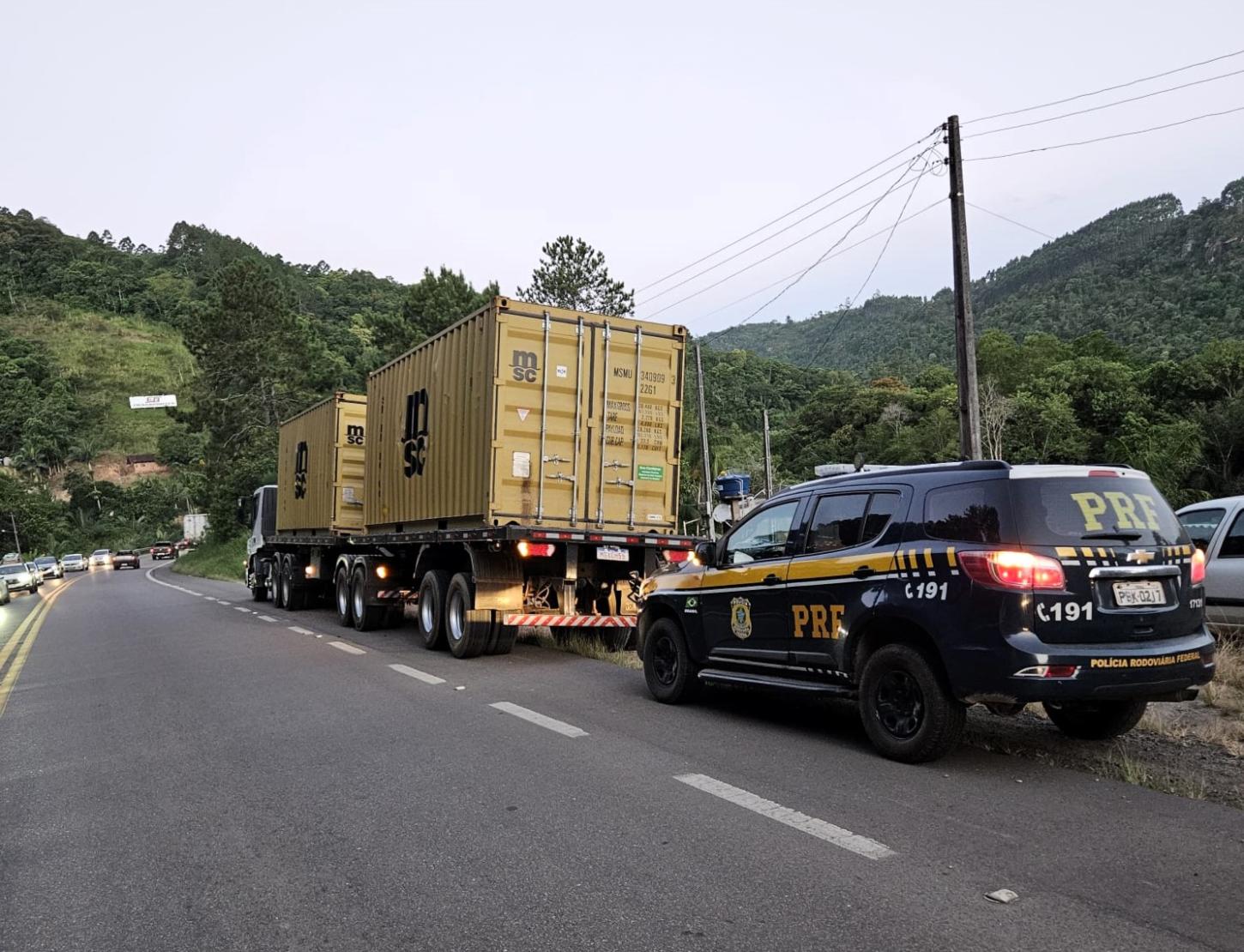 Excesso de peso em carreta quase provoca acidente na BR-470