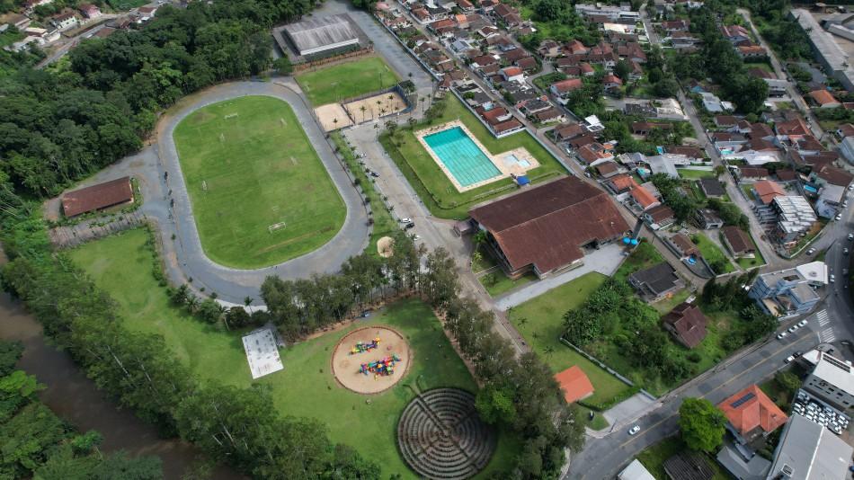 Prefeitura firma parceria e Blumenau Esporte Clube vai treinar no campo do Parque Carlos Curt Zadrozny