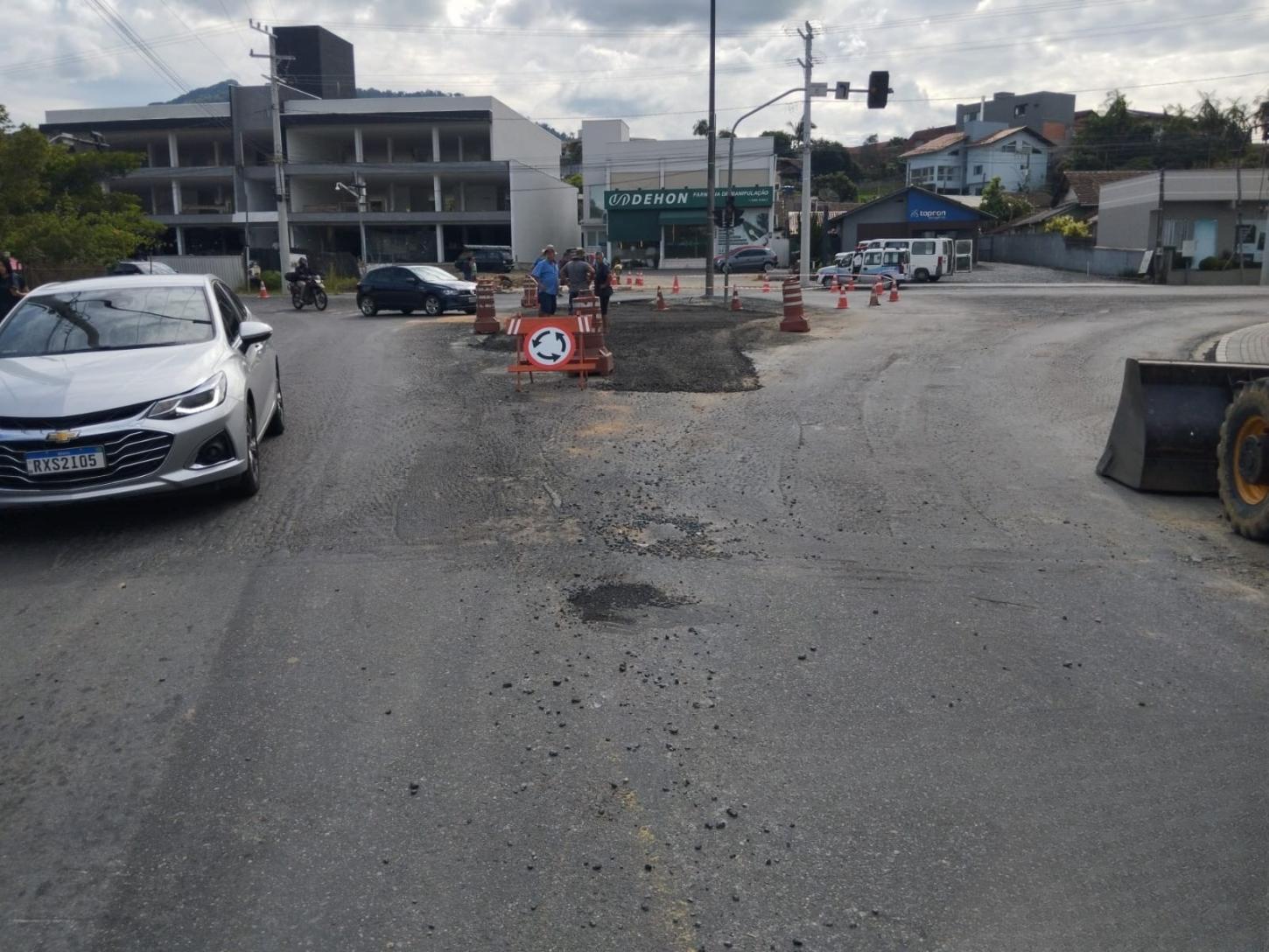 Serviço de Utilidade Pública  Demutran instala sinalização na rotatória entre as ruas Blumenau e Indaial