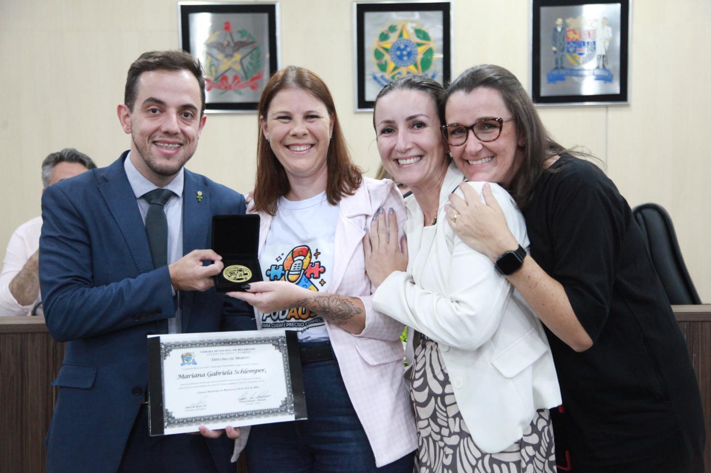 Câmara de Blumenau homenageia personalidades que se destacam na causa do autismo ou como profissionais da imprensa