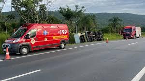 CAMINHÃO SAI DE PISTA NA BR 470 E TOMBA