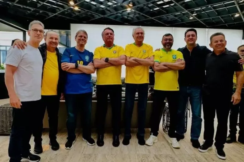 Com Jorginho Mello e governadores do centrão, ato pró-Bolsonaro leva batom inflável à Paulista