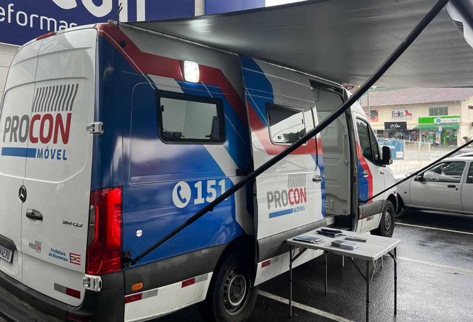 Procon Móvel recolhe denúncias da comunidade da Itoupava Central