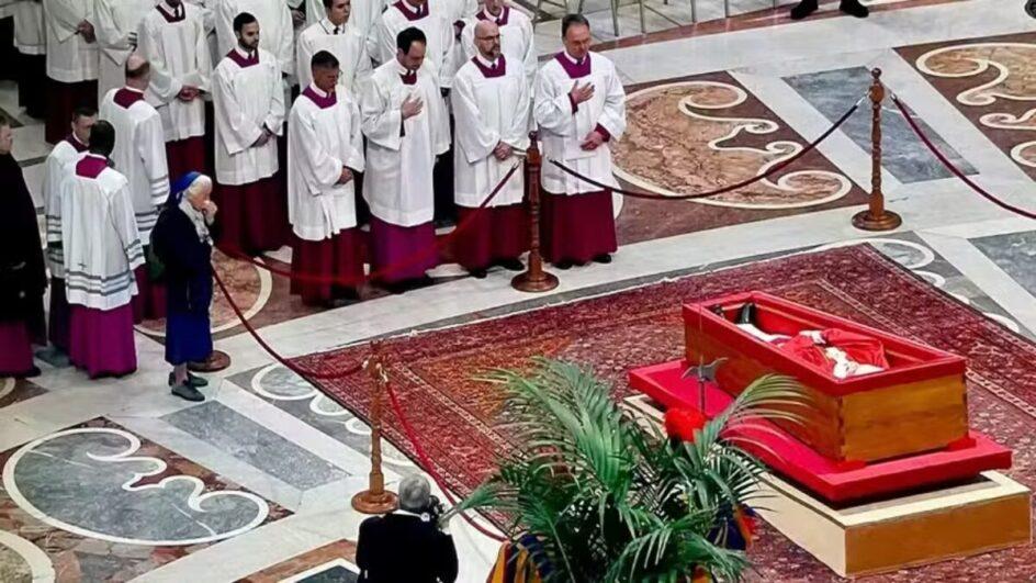 Quem é a freira que quebrou protocolo no velório do Papa Francisco e emocionou o Vaticano