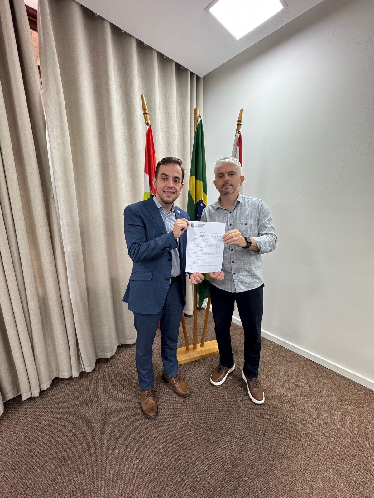 Vereador Flavinho e prefeito Egídio sancionam lei que fortalece proteção à infância em Blumenau