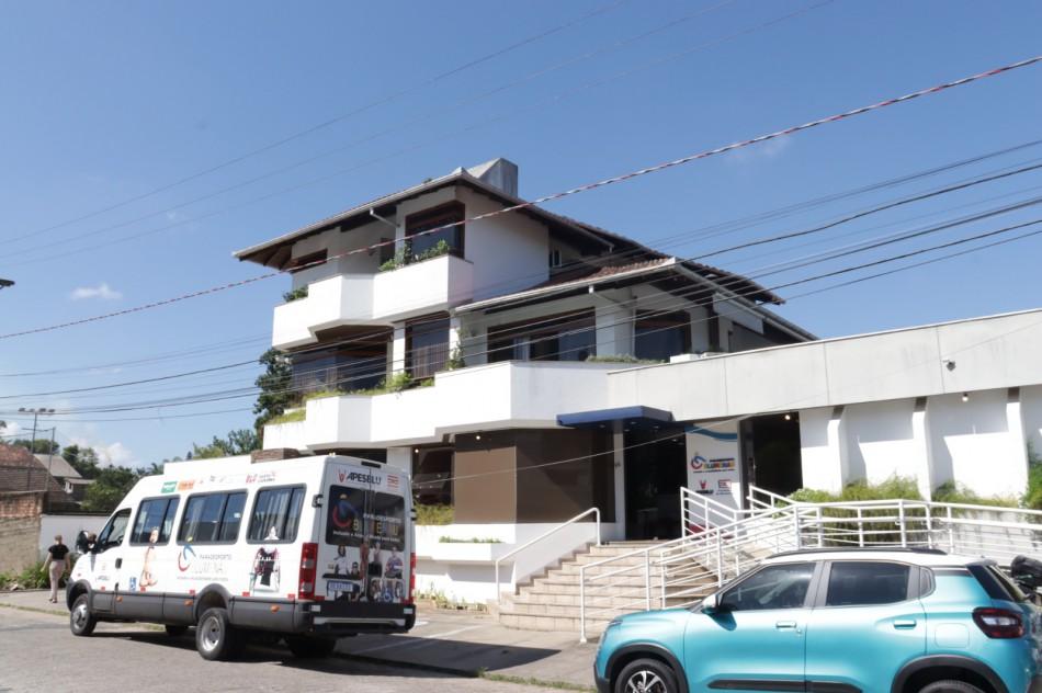 Blumenau promove oficina criativa para pessoas com deficiência que sofreram acidentes de trânsito