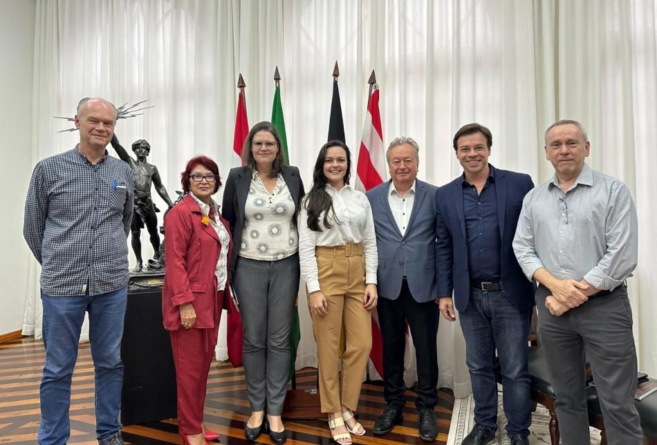Representante de universidade alemã visita Blumenau para ampliar relações culturais e econômicas