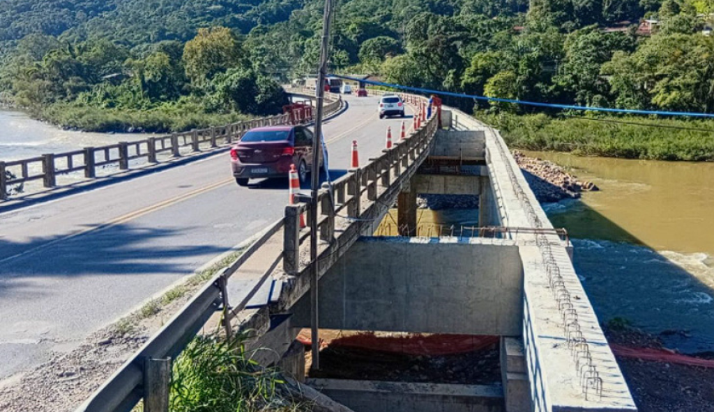 A BR-470, importante rodovia federal que corta o Vale do Itajaí, em Santa Catarina, terá interdições programadas durante a noite a partir desta segunda-feira (30).