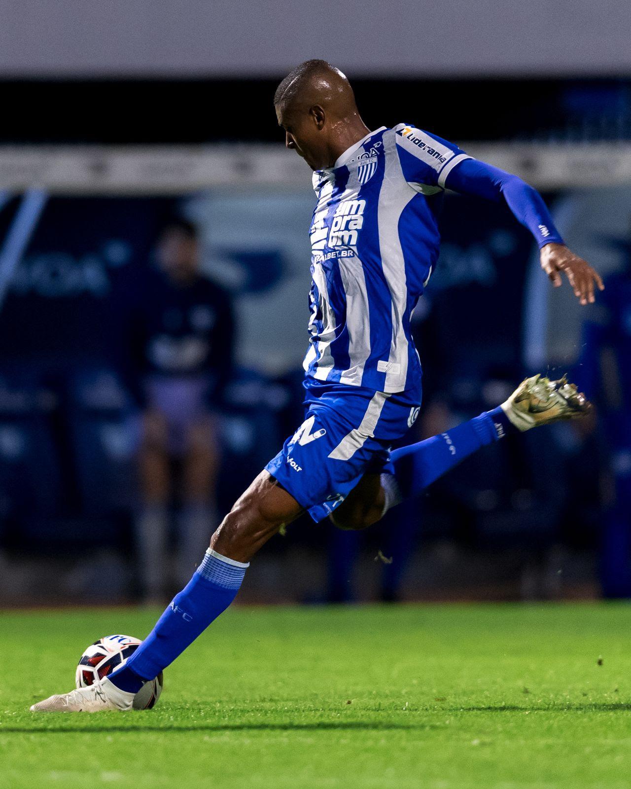 Atacante Cléber celebra bom momento com a camisa do Avaí: “A felicidade voltou”
