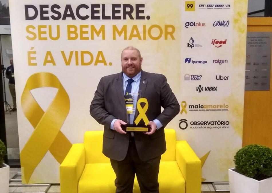 Coordenador do Maio Amarelo em Blumenau recebe prêmio nacional por atuação na educação no trânsito