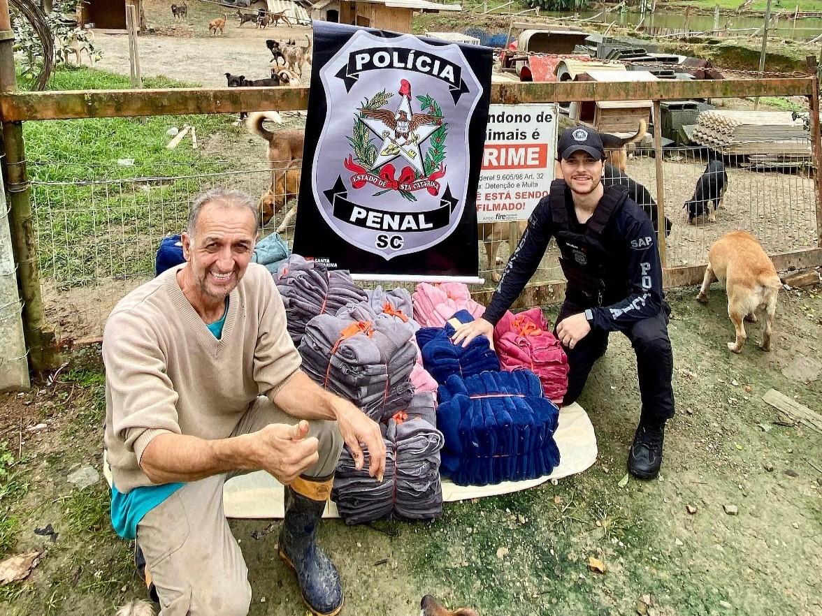 Projeto AqueçaPPet da Polícia Penal de SC produz mantas para animais acolhidos por ONGs