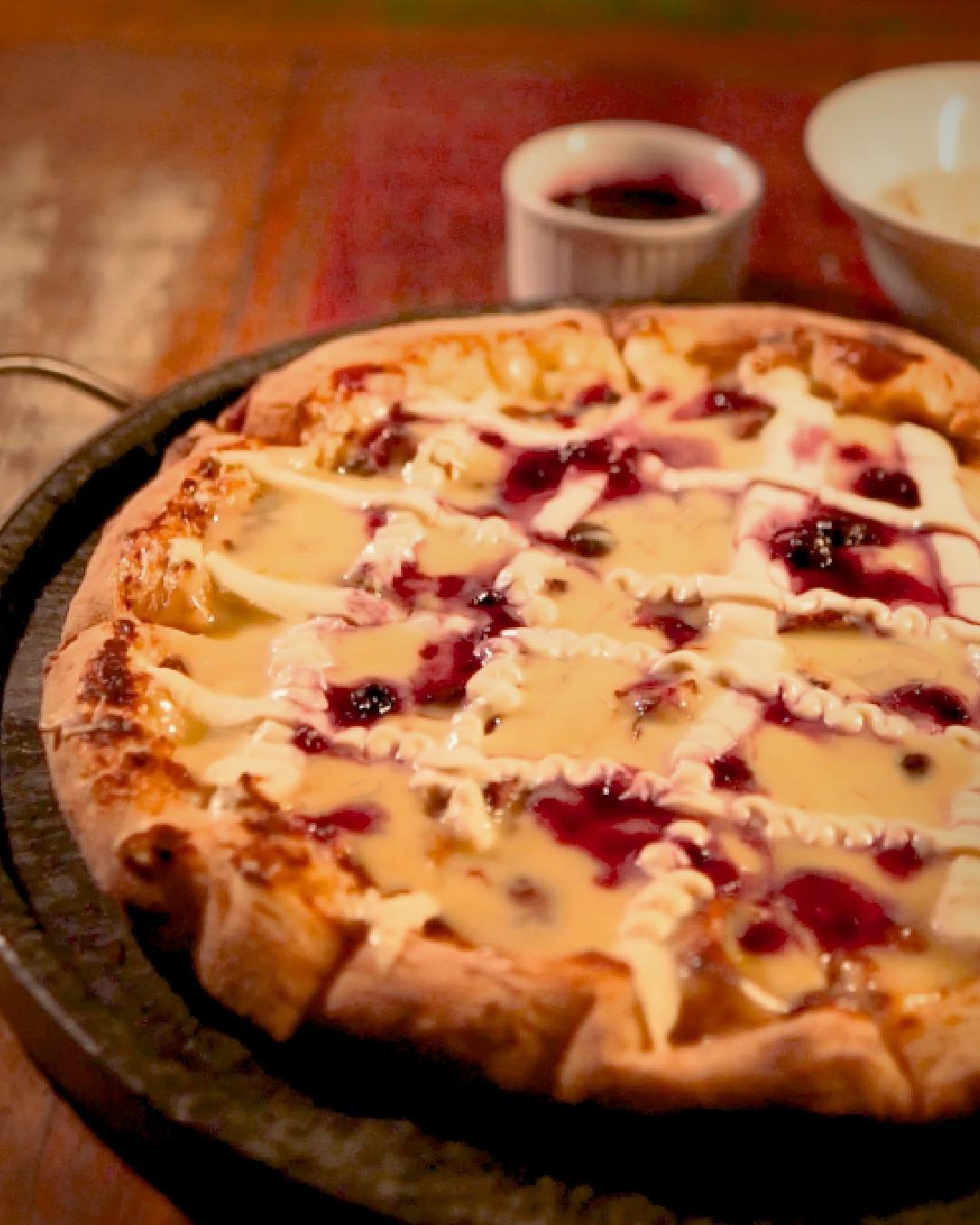 Sobremesas que saem do forno: pizzaria transforma doces clássicos em pizza