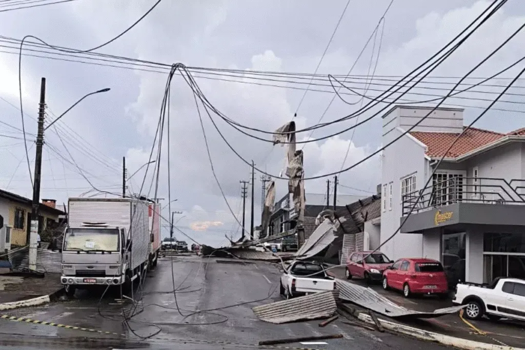 Vendaval de dois minutos destelha casas e derruba postes no Extremo-Oeste de SC