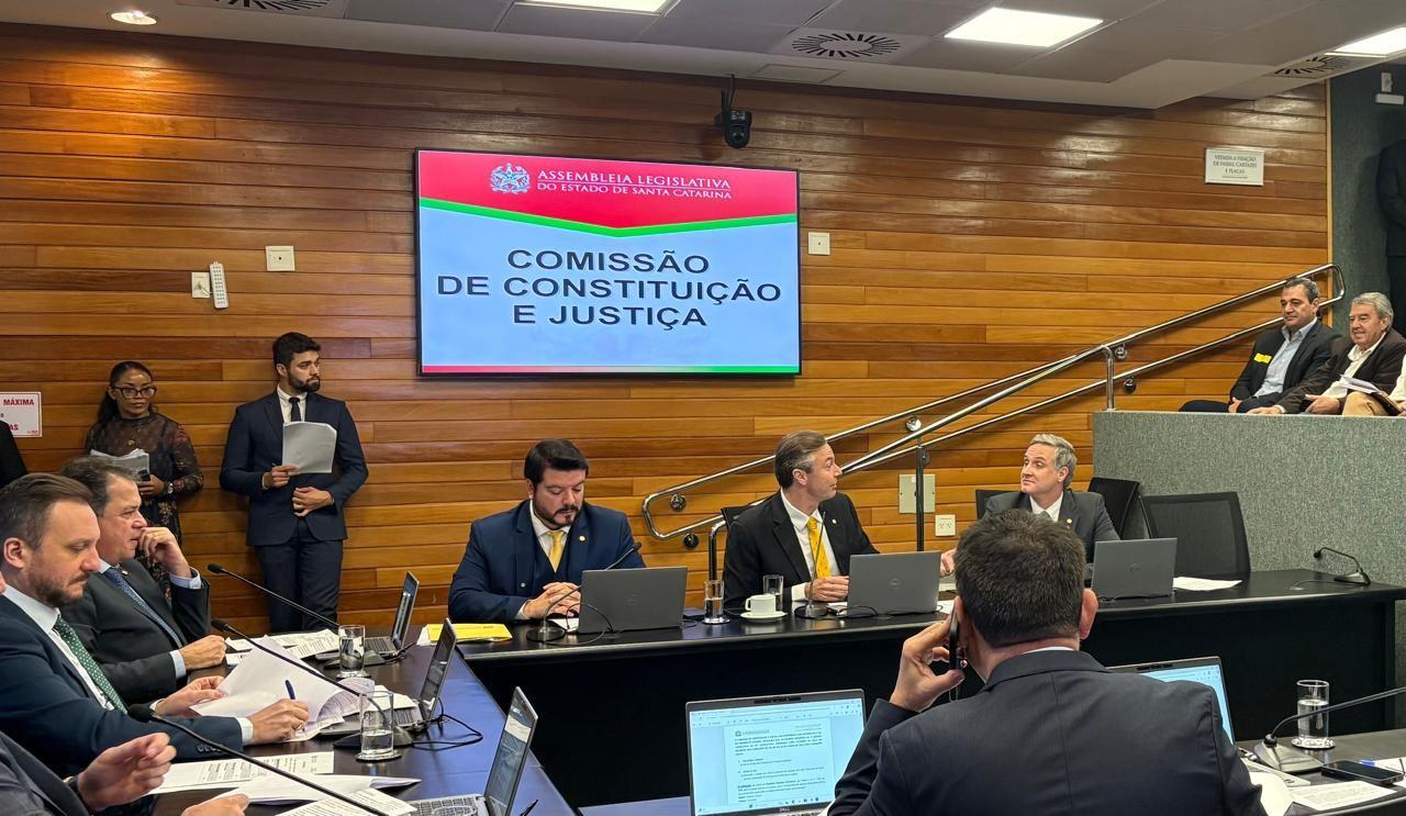 Vereador Alexandre Matias acompanha aprovação do Projeto de Lei para municipalização do Sesi na CCJ da Assembleia Legislativa