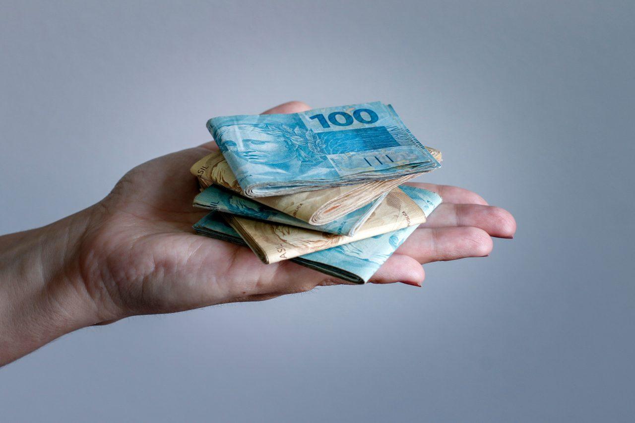 61% dos brasileiros já se arrependeram de ter emprestado dinheiro a um amigo, revela pesquisa da Serasa