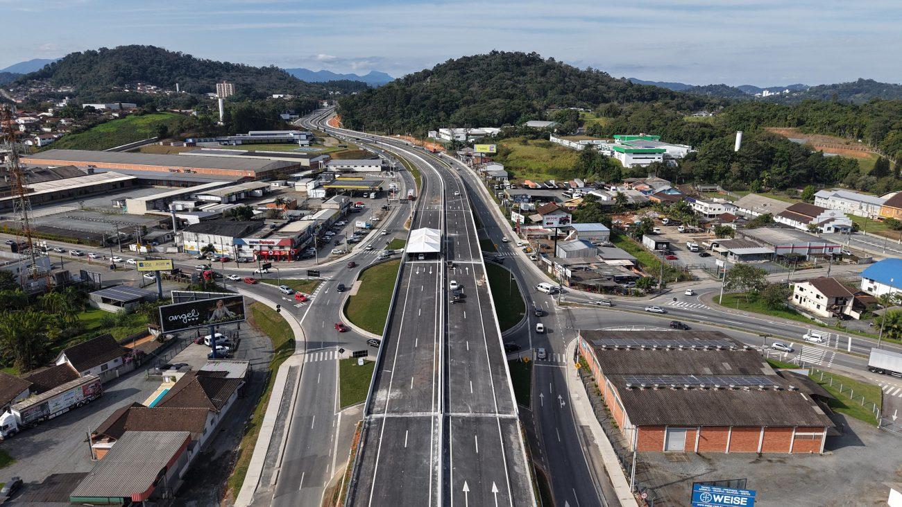 A entrega do viaduto do Badenfurt, na BR-470, em Blumenau, mudou novamente de data. Agora, a liberação do viaduto está marcada para a próxima quinta-feira, dia 31,
