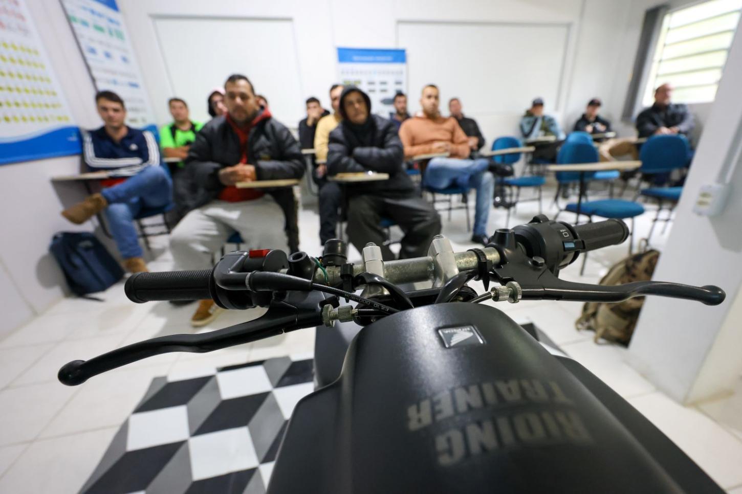 CNH Emprego na Pista: programa do Governo do Estado leva qualificação e dignidade a motofretistas no Vale do Itajaí