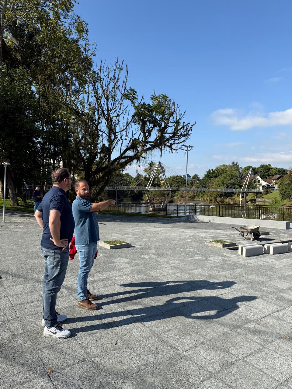 Comitiva da Prefeitura de Timbó faz vistoria em obras em andamento