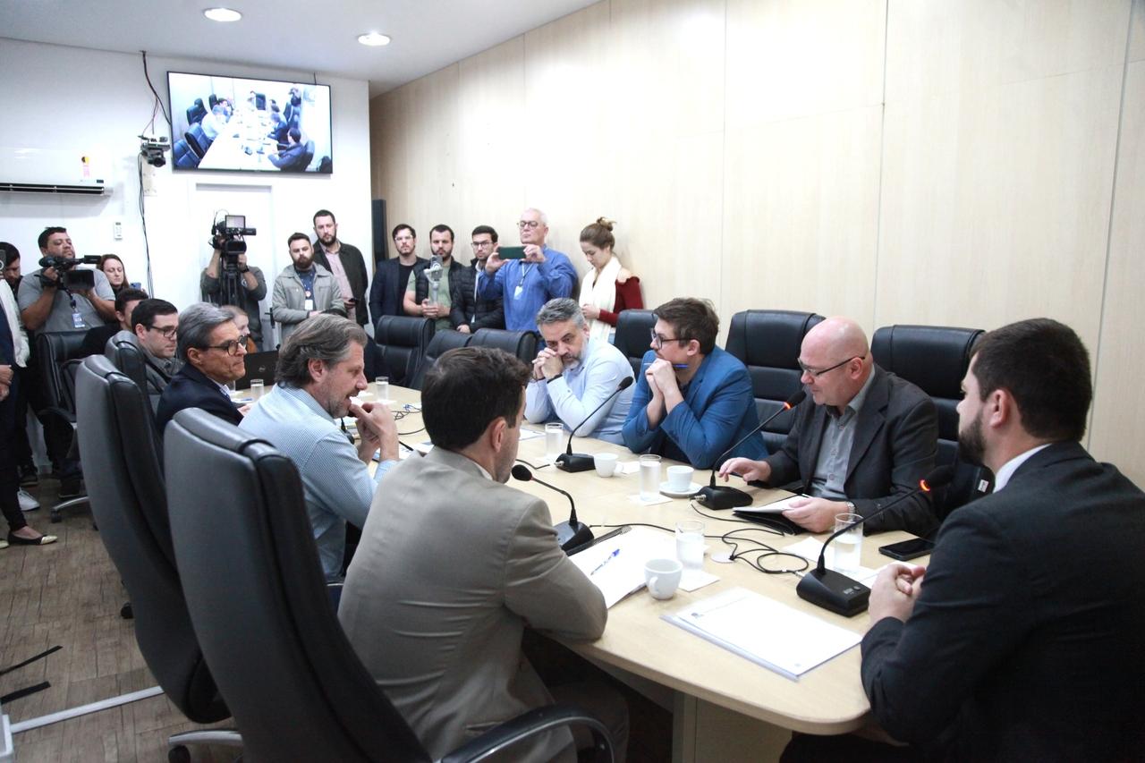 Diretor da AGIR responde questionamentos dos vereadores durante reunião da CPI do Esgoto