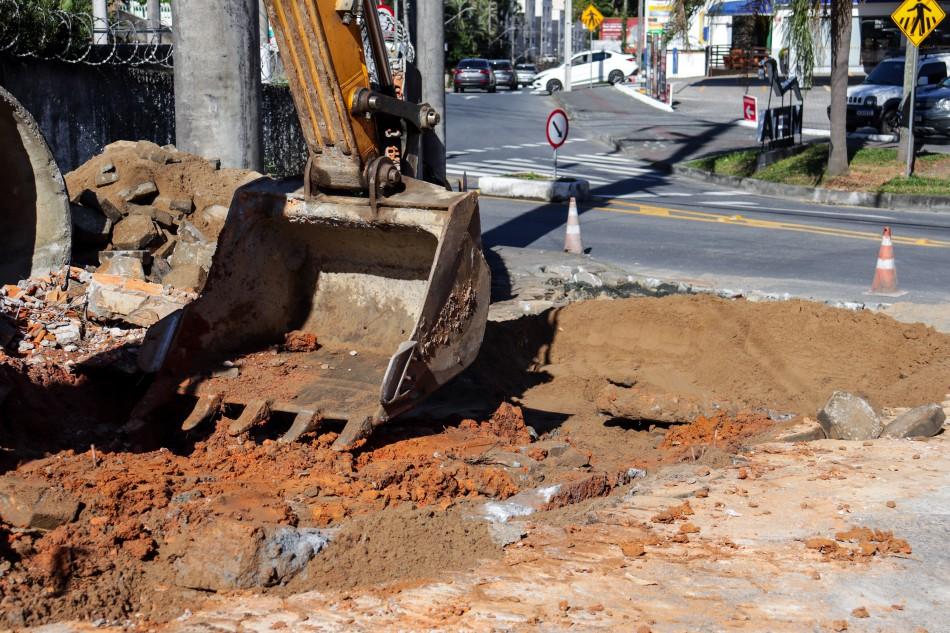 Drenagem na Rua Divinópolis altera trânsito na região nesta terça-feira, dia 29
