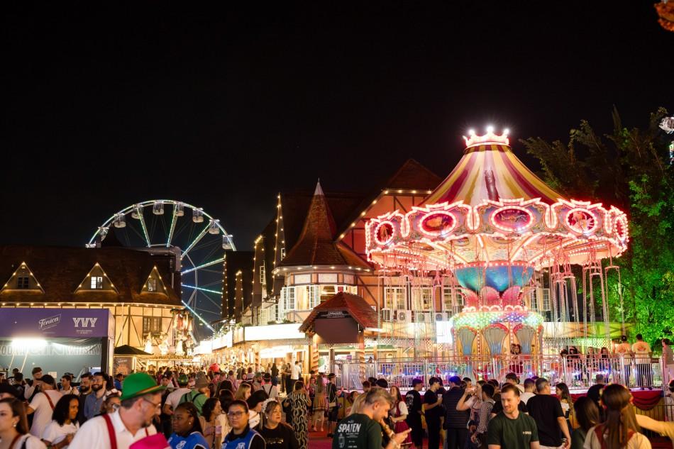 Oktoberfest Blumenau resgata tradição com parque de diversões no estacionamento do Galegão