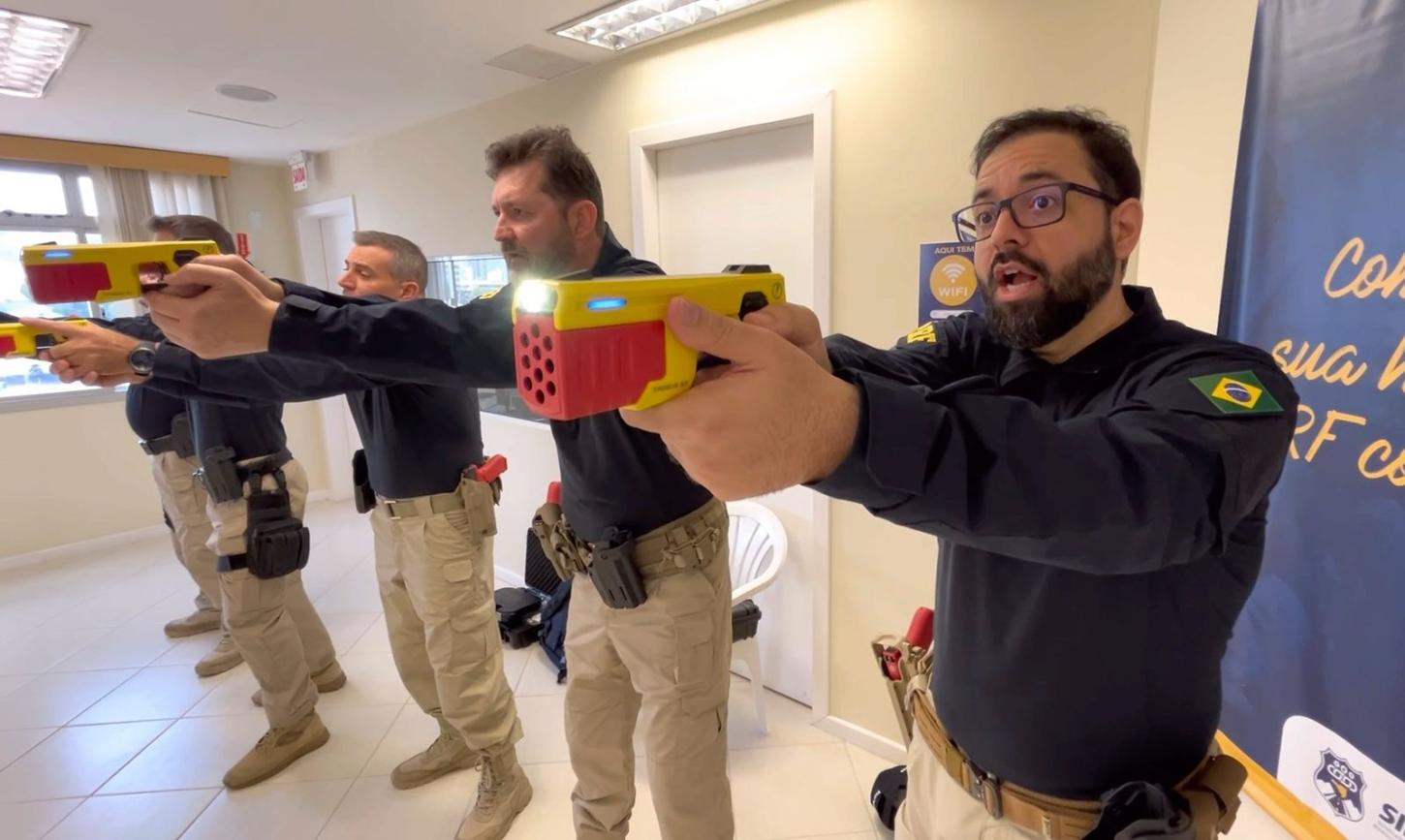 PRF de Santa Catarina adota nova geração de armas elétricas para abordagens com maior segurança