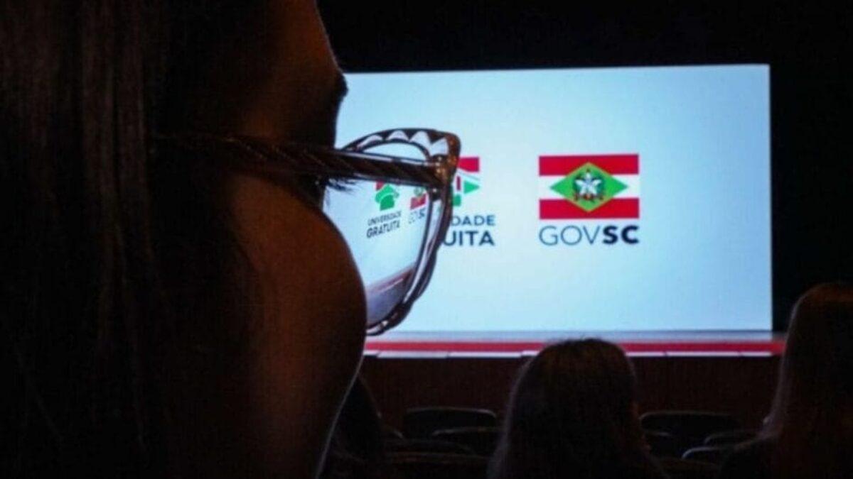 Quase R$ 1 bilhão. É o tamanho do patrimônio familiar de um estudante que recebeu bolsa custeada pelo governo de Santa Catarina.