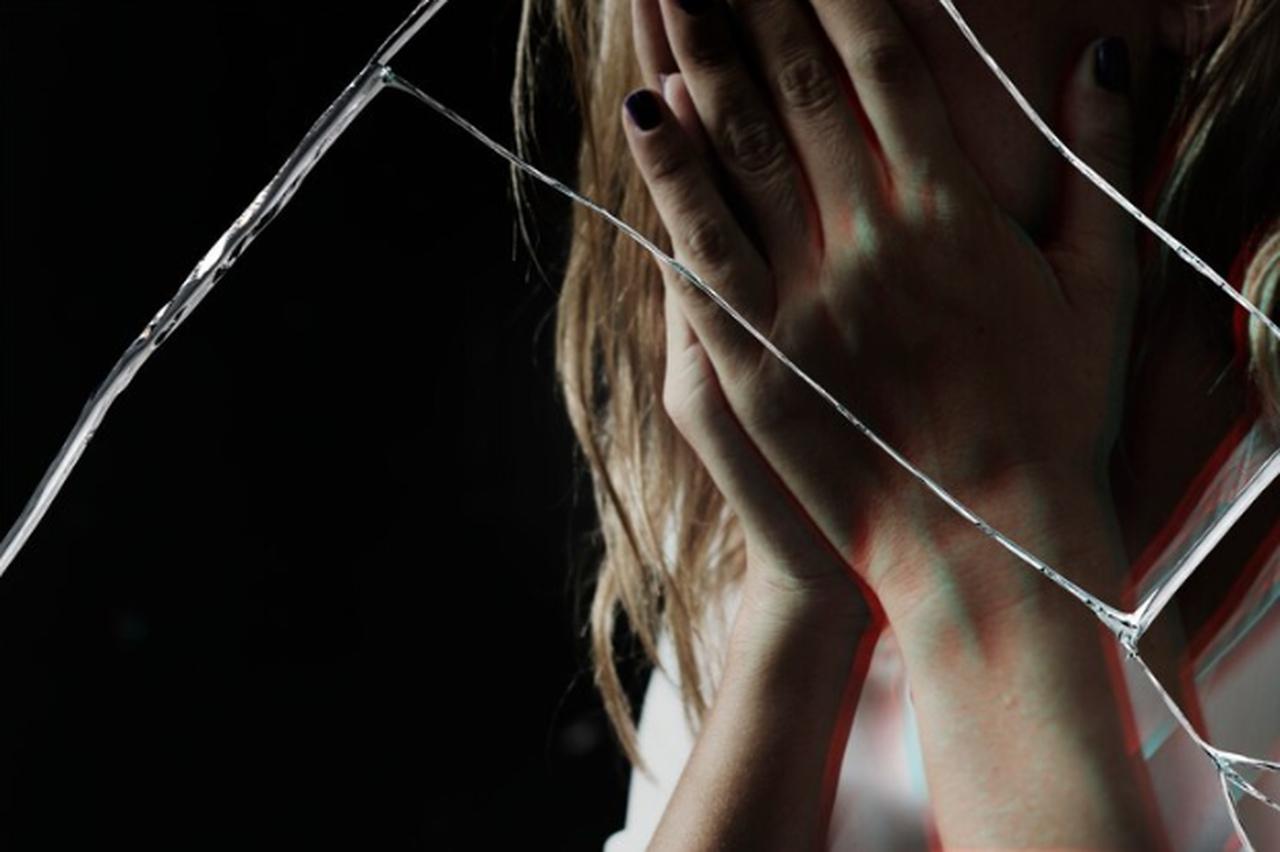 Tentativa de feminicídio em Rodeio mobiliza Polícia Militar; agressor foge após ataque com facão.