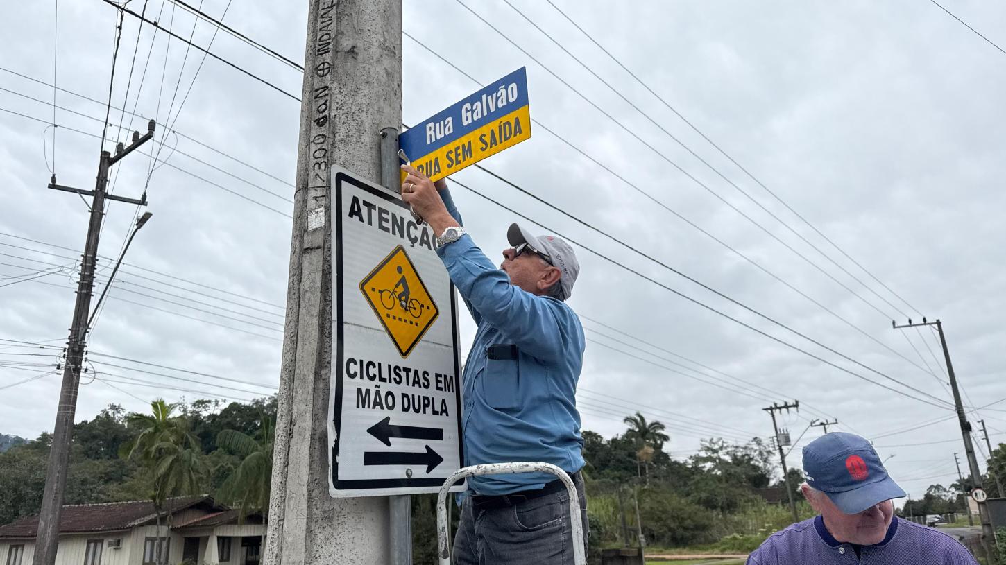 Timbó inicia substituição das placas de ruas com inclusão de CEPs