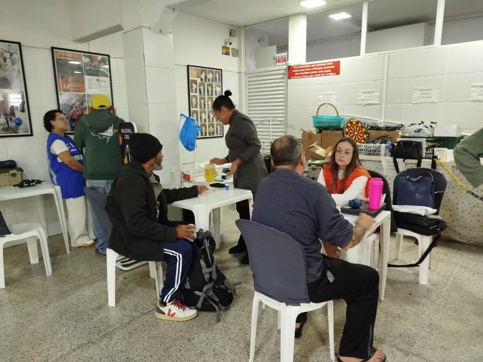 Ação de saúde em Blumenau atende 40 pessoas em situação de rua