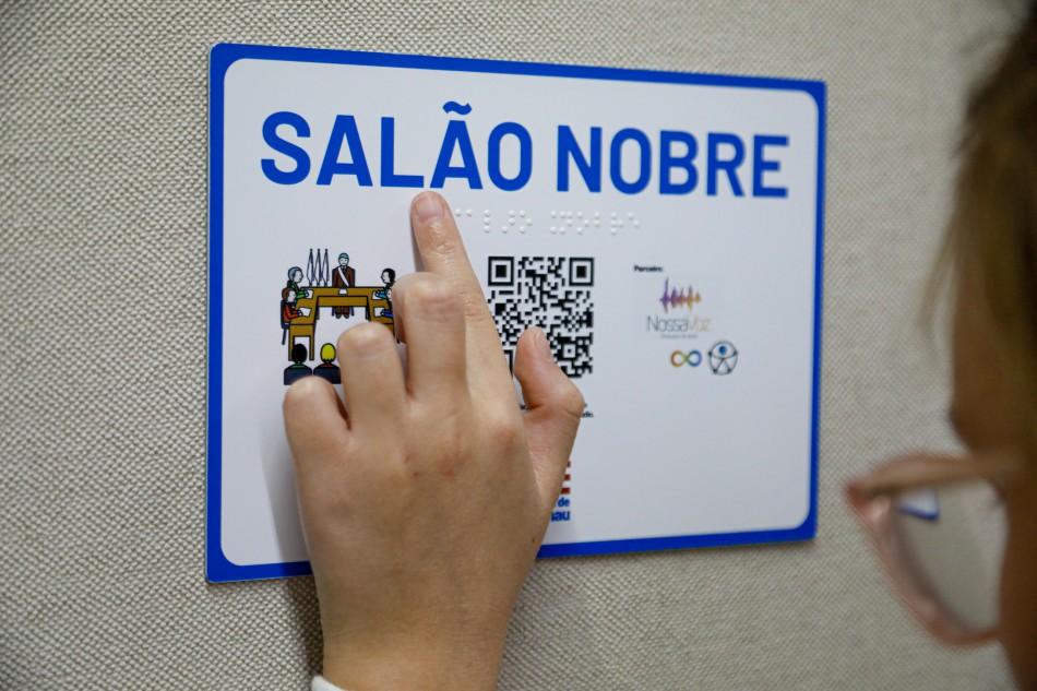 Blumenau instala placas inovadoras de acessibilidade e reforça o compromisso com uma cidade para todos