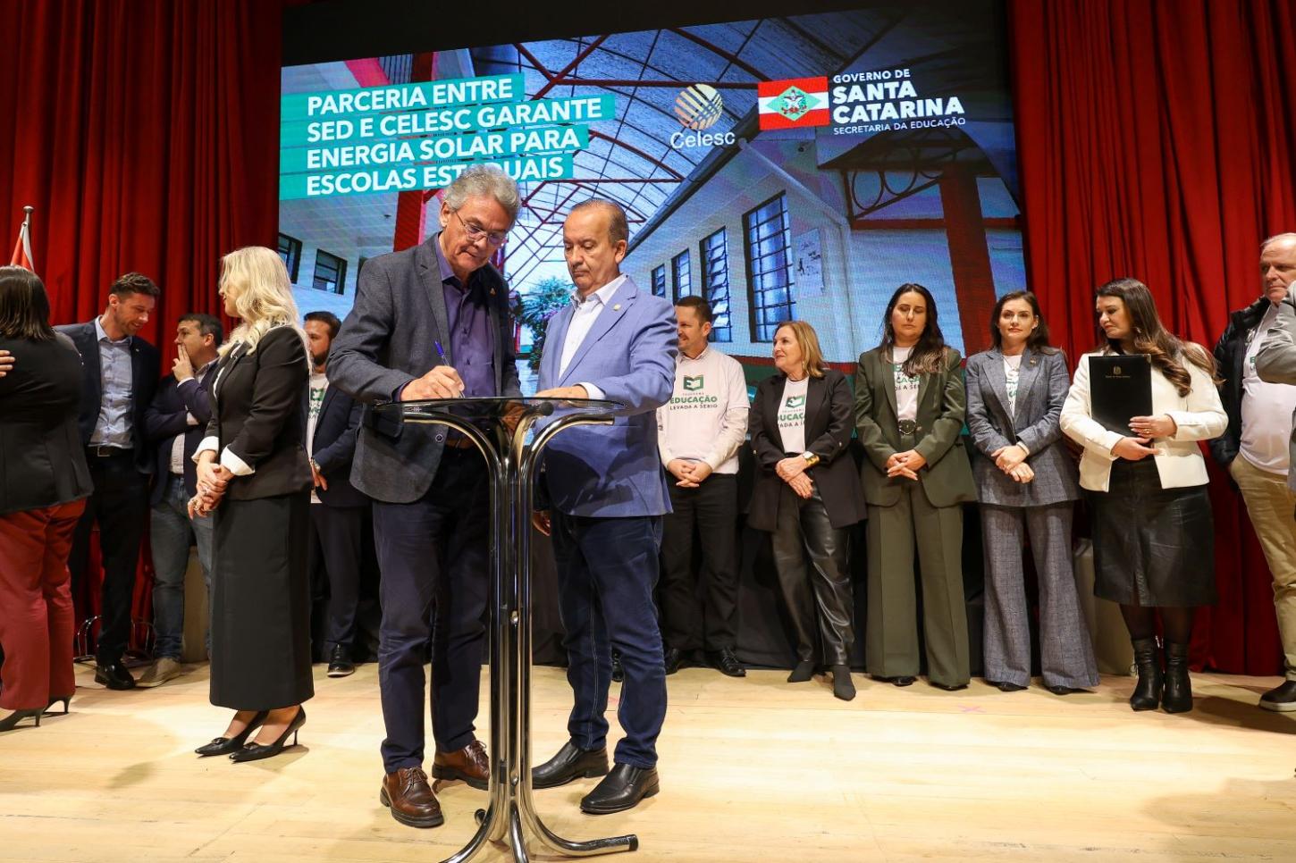 Governo do Estado e Celesc levam energia solar a mil escolas e garantem economia de 10% nas contas de luz da Educação