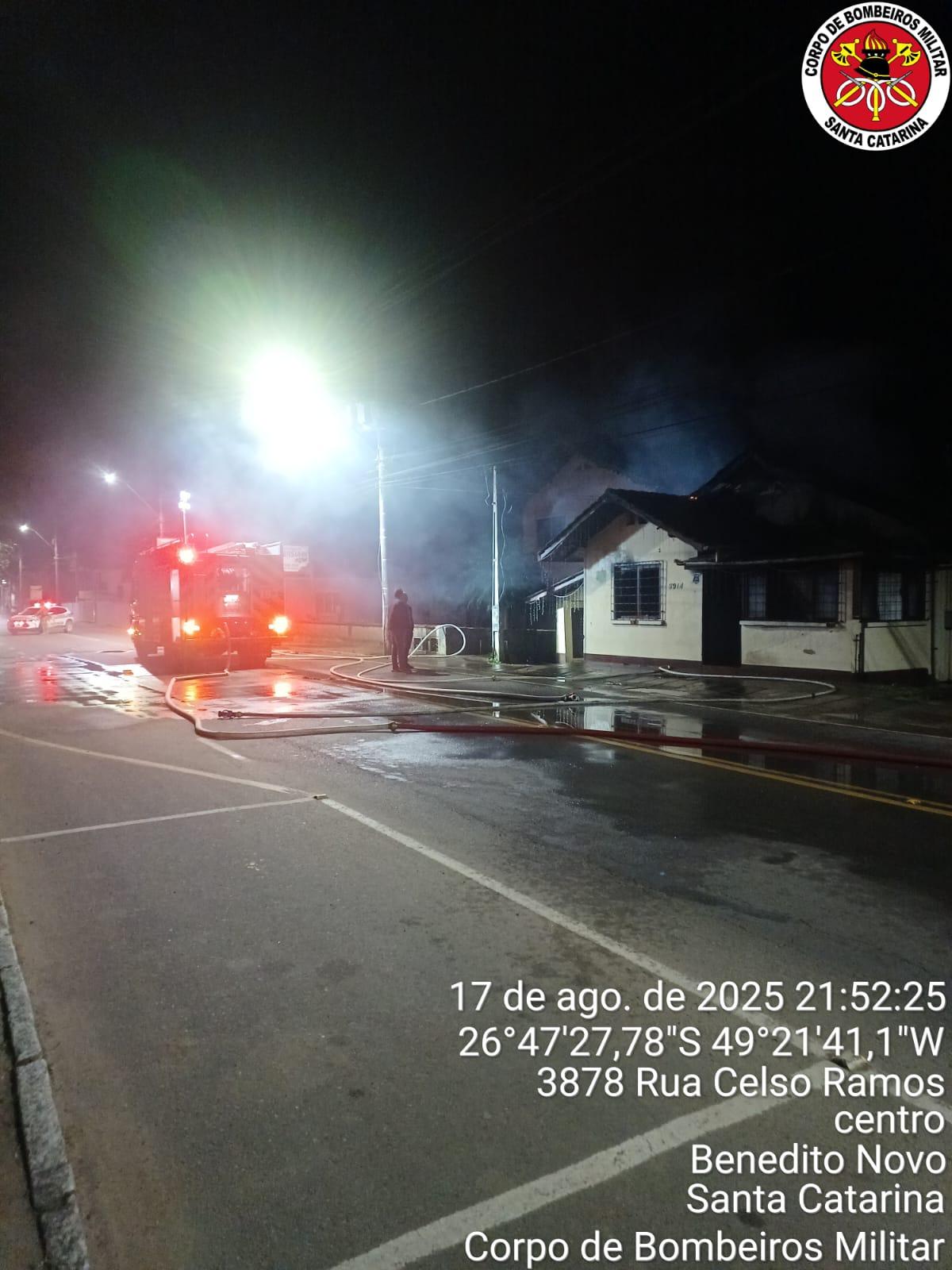 Incêndio destrói parte de residência em Benedito Novo; duas pessoas ficam feridas