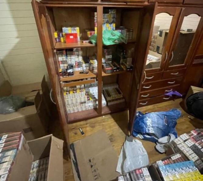 Mulher é flagrada com carga ilegal de cigarros e leva PM a depósito clandestino em Timbó
